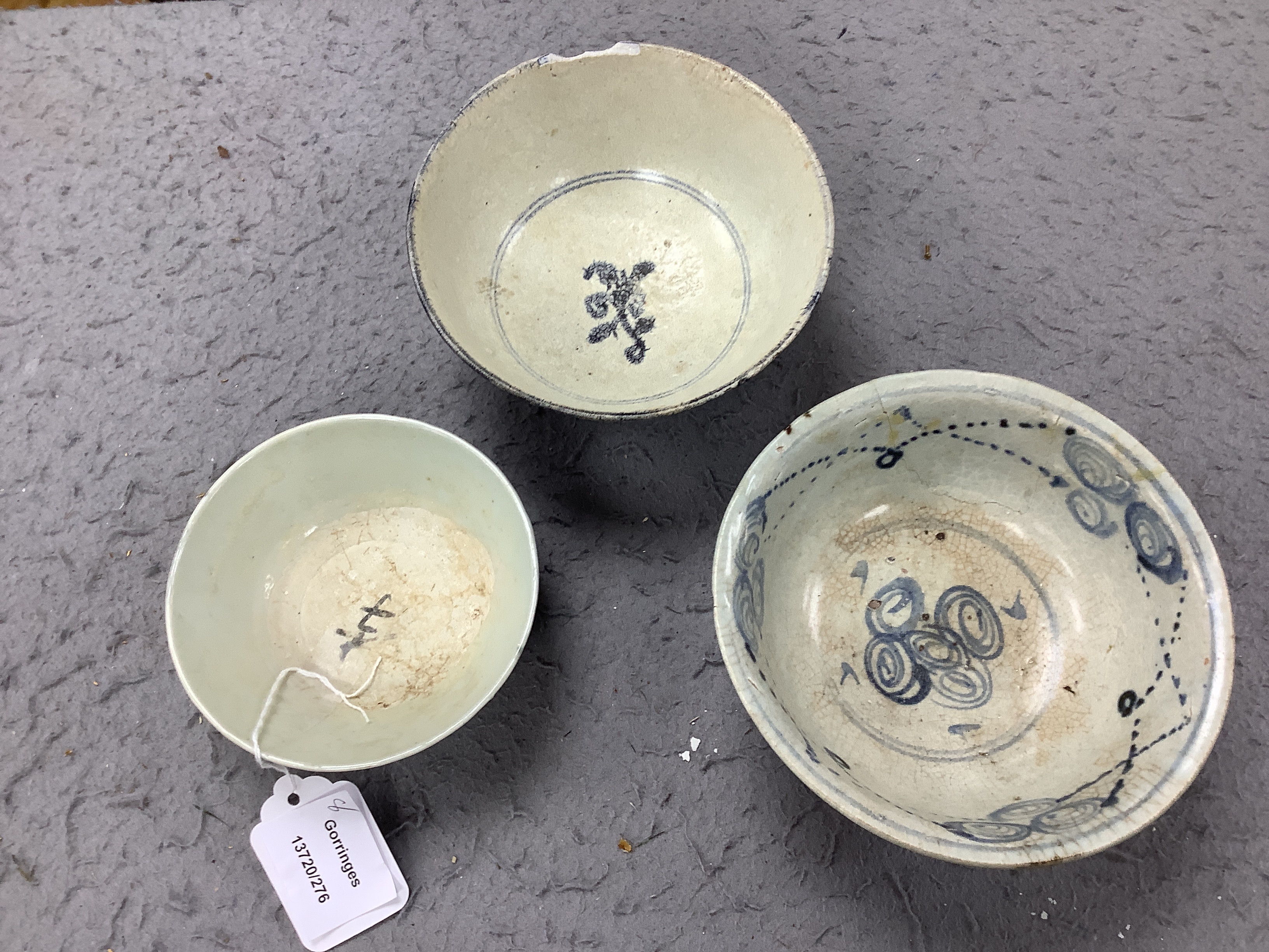 A group of eight Chinese Ming blue and white bowls, 16th/17th century, largest 15.5cm diameter